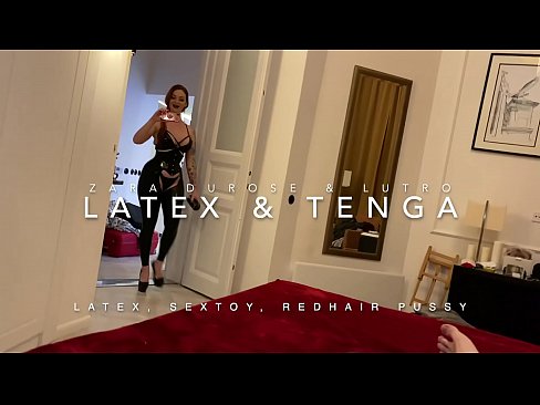 ❤️ Ngoanana e monyane ea nang le hlooho e khubelu ea apereng seaparo sa latex se kentsoeng ke ntate oa bobeli Porno ﹏