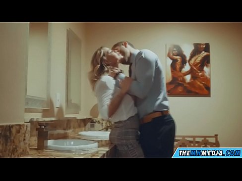 ❤️ Ha blonde e mahlahahlaha e u eka ka kamoreng ea ho phomola ea sechaba Porno ﹏